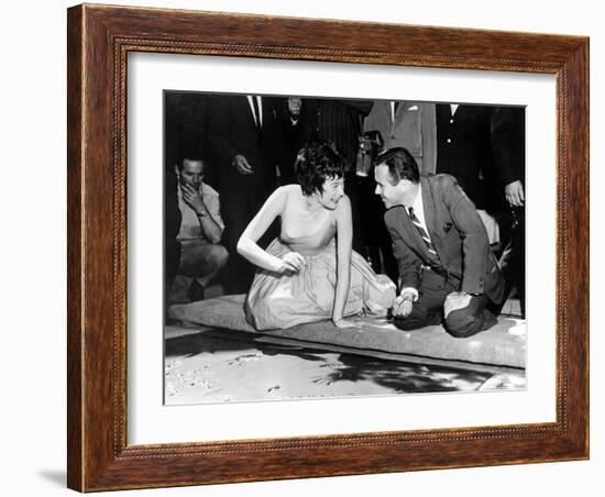 Jack Lemmon, Shirley Maclaine, 1963-null-Framed Photographic Print