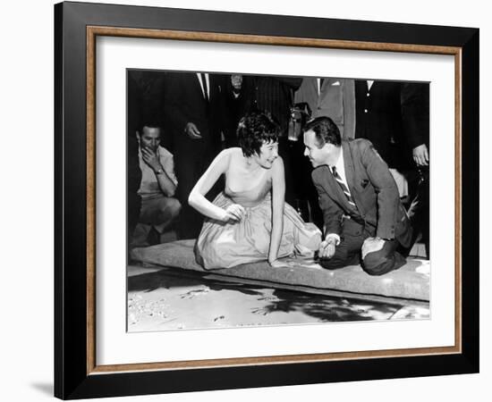 Jack Lemmon, Shirley Maclaine, 1963-null-Framed Photographic Print