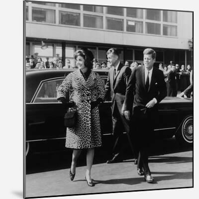 Jackie Kennedy Onassis (Nina Ricci Sunglasses, Gucci Bag) Leaving Crillon  Hotel, Paris, 1970' Photo