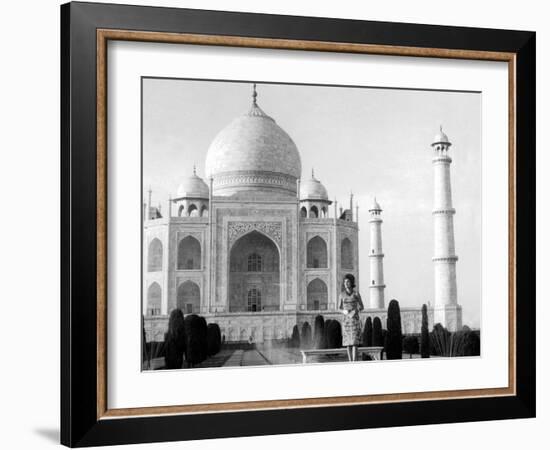 Jackie Kennedy in Front of the Taj Mahal, India, March 15, 1962-null-Framed Photo