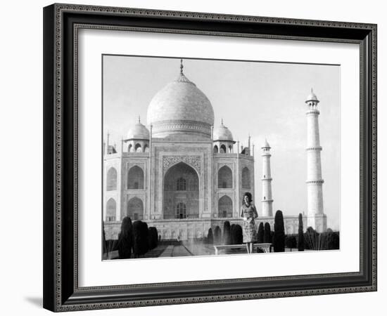 Jackie Kennedy in Front of the Taj Mahal, India, March 15, 1962-null-Framed Photo