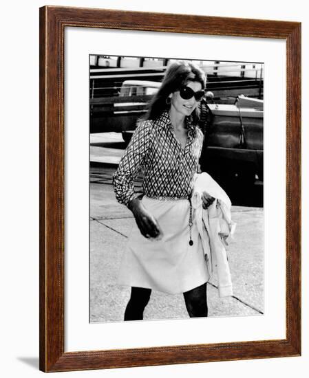 Jacqueline Kennedy Onassis Walks Through Rome's Leonardo Da Vinci Airport-null-Framed Photo