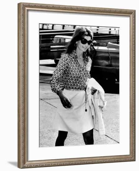 Jacqueline Kennedy Onassis Walks Through Rome's Leonardo Da Vinci Airport-null-Framed Photo