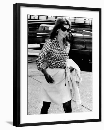 Jacqueline Kennedy Onassis Walks Through Rome's Leonardo Da Vinci Airport-null-Framed Photo