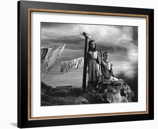 JANE EYRE, 1944 directed by ROBERT STEVENSON Elizabeth Taylor / Peggy Ann Garner (b/w photo)-null-Framed Photo