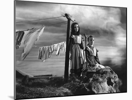 JANE EYRE, 1944 directed by ROBERT STEVENSON Elizabeth Taylor / Peggy Ann Garner (b/w photo)-null-Mounted Photo