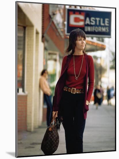 Jane Fonda Carrying a Louis Vuitton Bag as She Walks Down the Street-Bill Ray-Mounted Premium Photographic Print