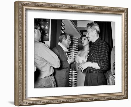 Jean Gabin and le realisateur Jacques Becker sur le tournage du film Touchez pas au Grisbi, 1953 (b-null-Framed Photo