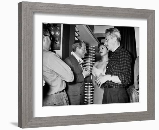 Jean Gabin and le realisateur Jacques Becker sur le tournage du film Touchez pas au Grisbi, 1953 (b-null-Framed Photo