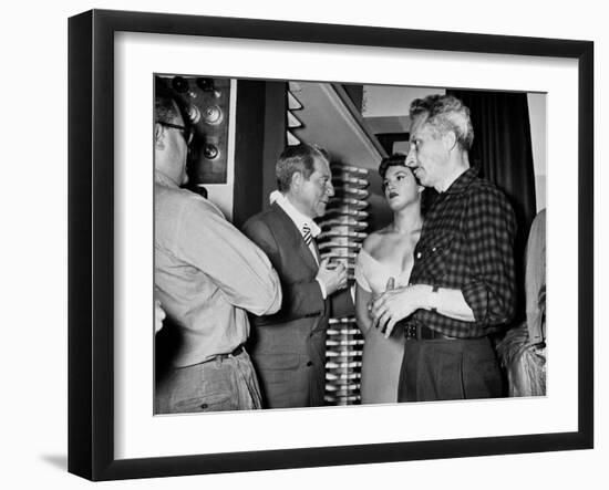 Jean Gabin and le realisateur Jacques Becker sur le tournage du film Touchez pas au Grisbi, 1953 (b-null-Framed Photo