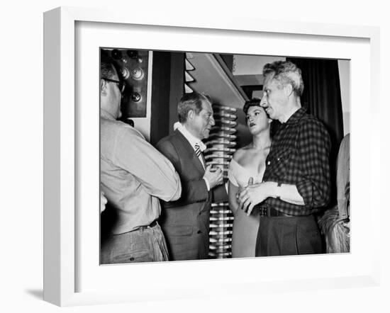 Jean Gabin and le realisateur Jacques Becker sur le tournage du film Touchez pas au Grisbi, 1953 (b-null-Framed Photo