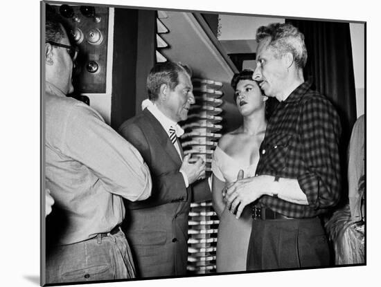 Jean Gabin and le realisateur Jacques Becker sur le tournage du film Touchez pas au Grisbi, 1953 (b-null-Mounted Photo