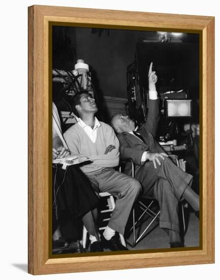 Jerry Lewis and le realisateur Alfred Hitchcock sur le tournage du film La Main au Collet TO CATCH -null-Framed Stretched Canvas