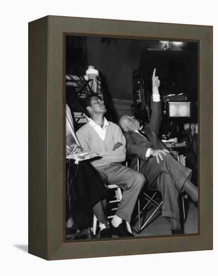 Jerry Lewis and le realisateur Alfred Hitchcock sur le tournage du film La Main au Collet TO CATCH -null-Framed Stretched Canvas