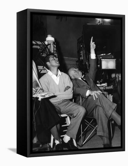Jerry Lewis and le realisateur Alfred Hitchcock sur le tournage du film La Main au Collet TO CATCH -null-Framed Stretched Canvas