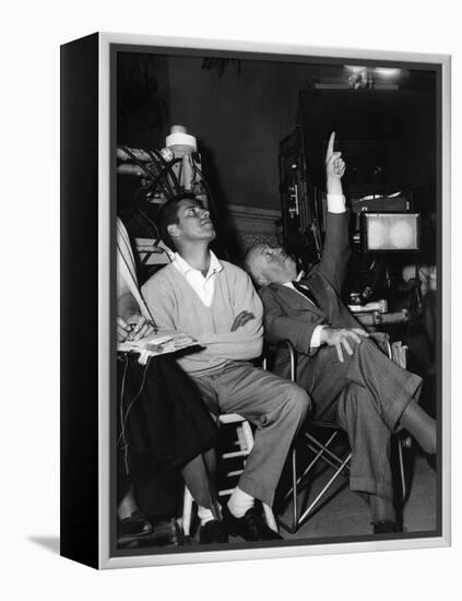 Jerry Lewis and le realisateur Alfred Hitchcock sur le tournage du film La Main au Collet TO CATCH -null-Framed Stretched Canvas