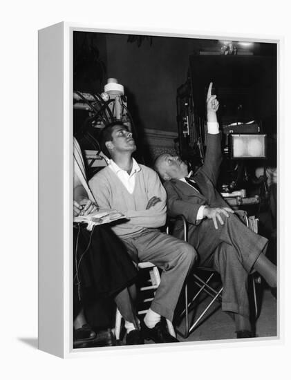 Jerry Lewis and le realisateur Alfred Hitchcock sur le tournage du film La Main au Collet TO CATCH -null-Framed Stretched Canvas