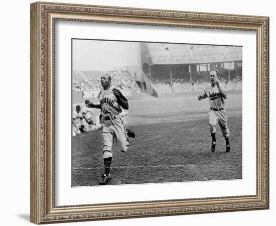 Jesse Owens Beating Baseball Player George Case in 100-Yard Dash in 1946-null-Framed Photo