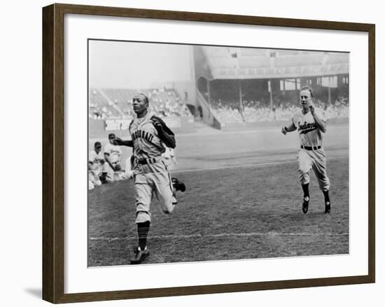 Jesse Owens Beating Baseball Player George Case in 100-Yard Dash in 1946-null-Framed Photo