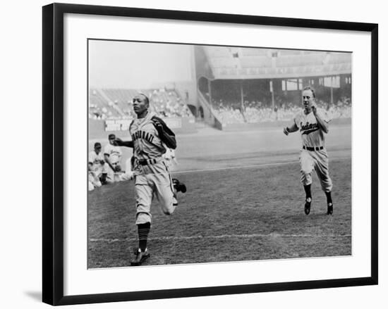 Jesse Owens Beating Baseball Player George Case in 100-Yard Dash in 1946-null-Framed Photo