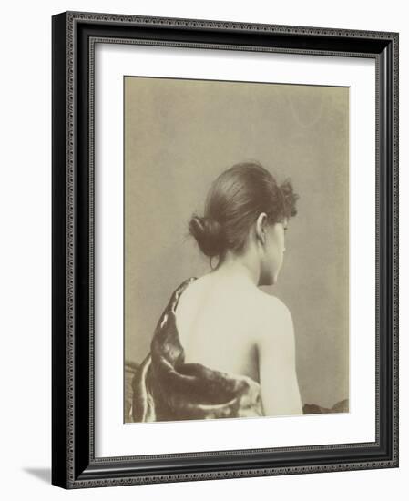 Jeune femme de trois -quarts dos, coiffée d'un chignon en buste-null-Framed Giclee Print