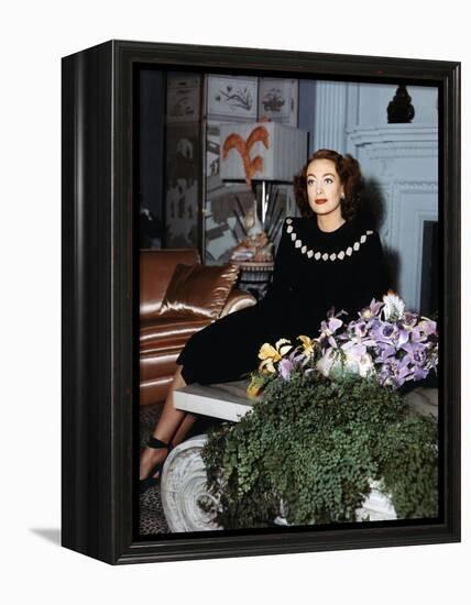 Joan Crawford chez elle dans les annees 40 - Joan Crawford at home in the 40's (photo)-null-Framed Stretched Canvas