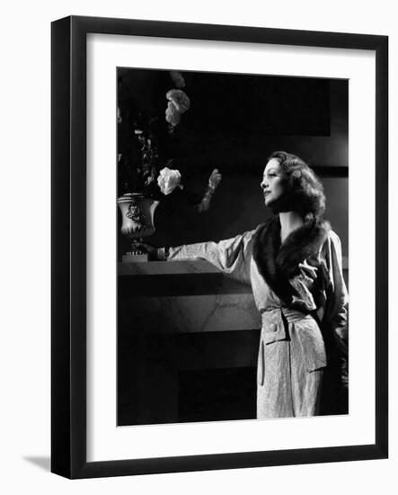 JOAN CRAWFORD dans les annees 30 JOAN CRAWFORD IN THE 30'S (b/w photo)-null-Framed Photo