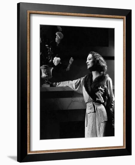 JOAN CRAWFORD dans les annees 30 JOAN CRAWFORD IN THE 30'S (b/w photo)-null-Framed Photo