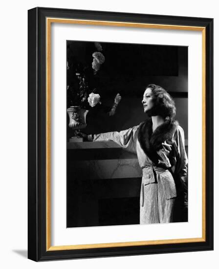 JOAN CRAWFORD dans les annees 30 JOAN CRAWFORD IN THE 30'S (b/w photo)-null-Framed Photo