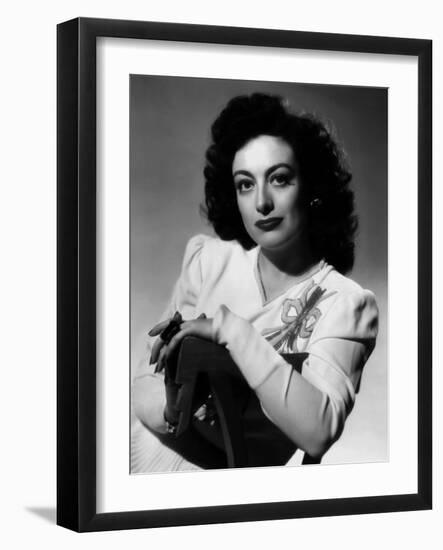 JOAN CRAWFORD dans les annees 40 JOAN CRAWFORD in the 40's (b/w photo)--Framed Photo