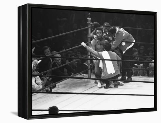 Joe Frazier Vs. Mohammed Ali at Madison Square Garden-John Shearer-Framed Premier Image Canvas