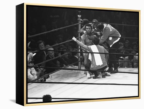 Joe Frazier Vs. Mohammed Ali at Madison Square Garden-John Shearer-Framed Premier Image Canvas