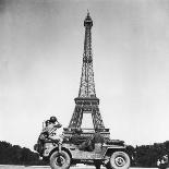 Soldiers of 4th US Infantry Division Looking at Eiffel Tower as They Liberate Capital City, WWII-John Downey-Mounted Photographic Print