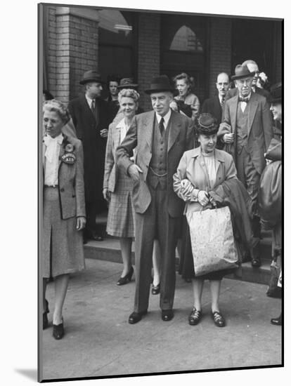 John Maynard Keynes and His Wife During their Trip to the Monetary Conf-null-Mounted Photographic Print