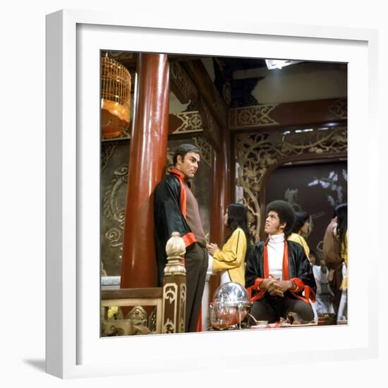 John Saxon and Jim Kelly lors du tournage du film Operation dragon ENTER THE DRAGON by Robert Clous-null-Framed Photo