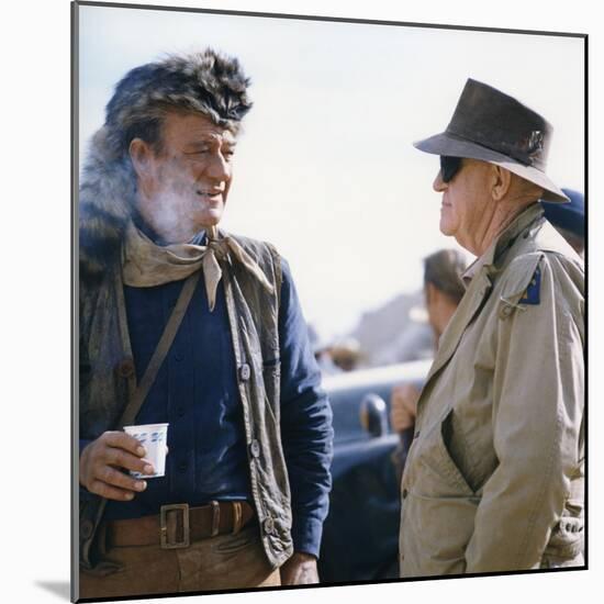 John Wayne and John Ford sur le tournage du film Alamo by JohnWayne, 1960 (photo)-null-Mounted Photo