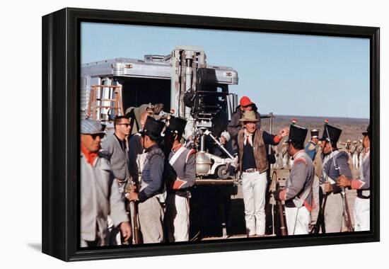 John Wayne sur le tournage by son film Alamo en, 1960 (photo)-null-Framed Stretched Canvas