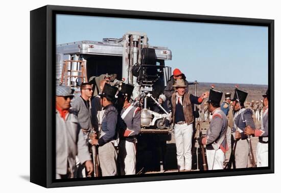 John Wayne sur le tournage by son film Alamo en, 1960 (photo)-null-Framed Stretched Canvas