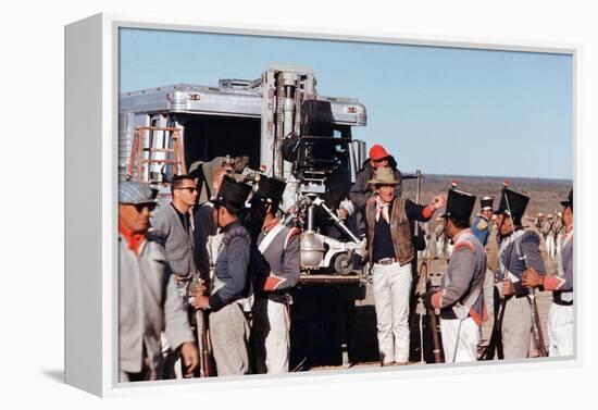 John Wayne sur le tournage by son film Alamo en, 1960 (photo)-null-Framed Stretched Canvas