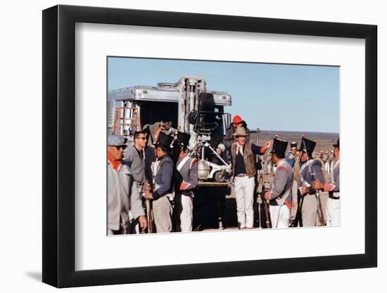 John Wayne sur le tournage by son film Alamo en, 1960 (photo)-null-Framed Photo