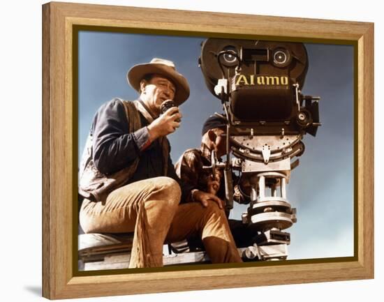 John Wayne sur le tournage by son film Alamo en, 1960 (photo)-null-Framed Stretched Canvas