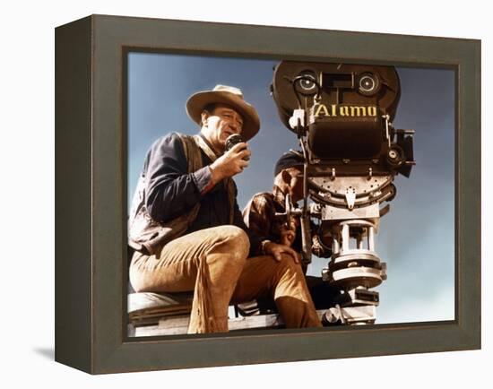 John Wayne sur le tournage by son film Alamo en, 1960 (photo)-null-Framed Stretched Canvas