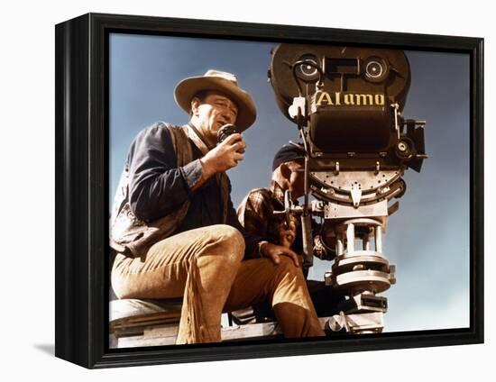 John Wayne sur le tournage by son film Alamo en, 1960 (photo)-null-Framed Stretched Canvas