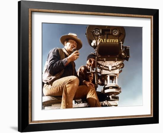 John Wayne sur le tournage by son film Alamo en, 1960 (photo)-null-Framed Photo