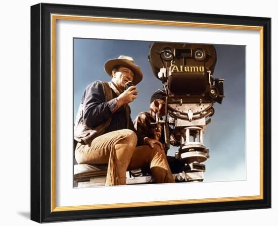 John Wayne sur le tournage by son film Alamo en, 1960 (photo)-null-Framed Photo