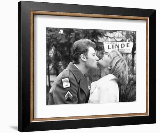 Johnny Hallyday Kissing Sylvie Vartan-DR-Framed Photographic Print