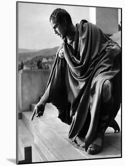 Jules Cesar Julius Caesar by Joseph Mankiewicz with Marlon Brando (Marc-Antoine), 1953 (b/w photo)-null-Mounted Photo