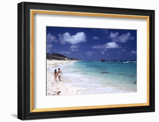 July 1973: Couple Walking on the Beach, Bermuda-Alfred Eisenstaedt-Framed Photographic Print