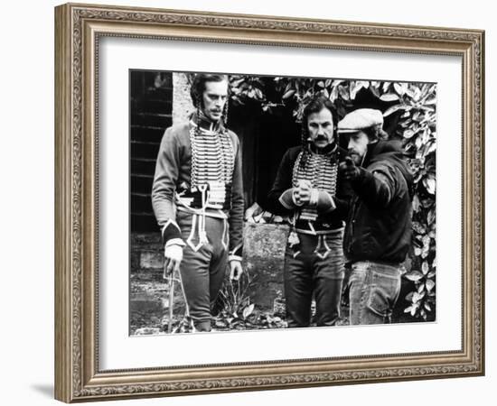 Keith Carradine, Harvey Keitel and le realisateur Ridley Scott sur le tounage du film Les Duelliste-null-Framed Photo