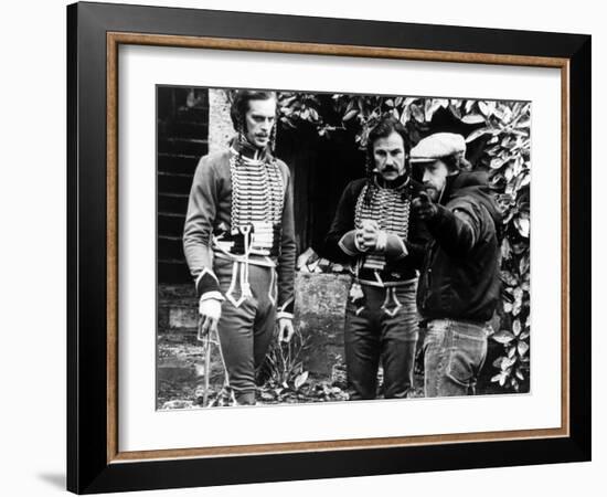 Keith Carradine, Harvey Keitel and le realisateur Ridley Scott sur le tounage du film Les Duelliste-null-Framed Photo